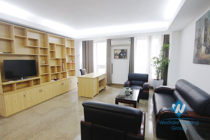 Reasonable price 2 bedrooms apartment for rent in Lang Ha st, Dong Da district.